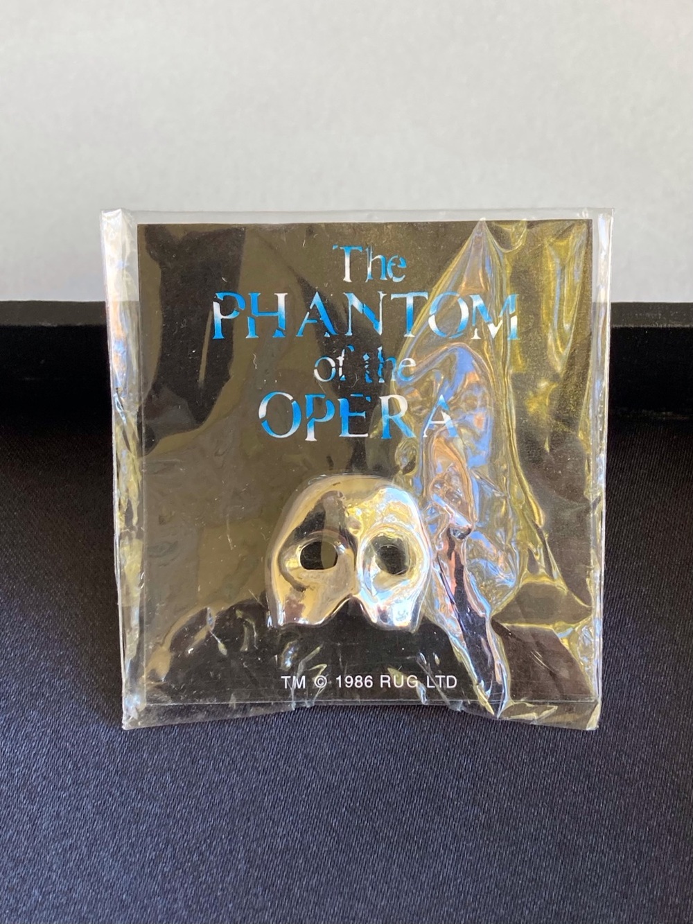 Vintage 1986 The Phantom of the Opera Mask Lapel Pin - NOS Mint on Card RUG LTD